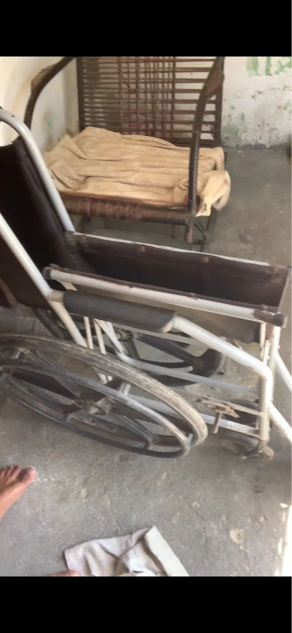 Vendo Cadeira de rodas, apoiador de idoso e andador. - Foto 3