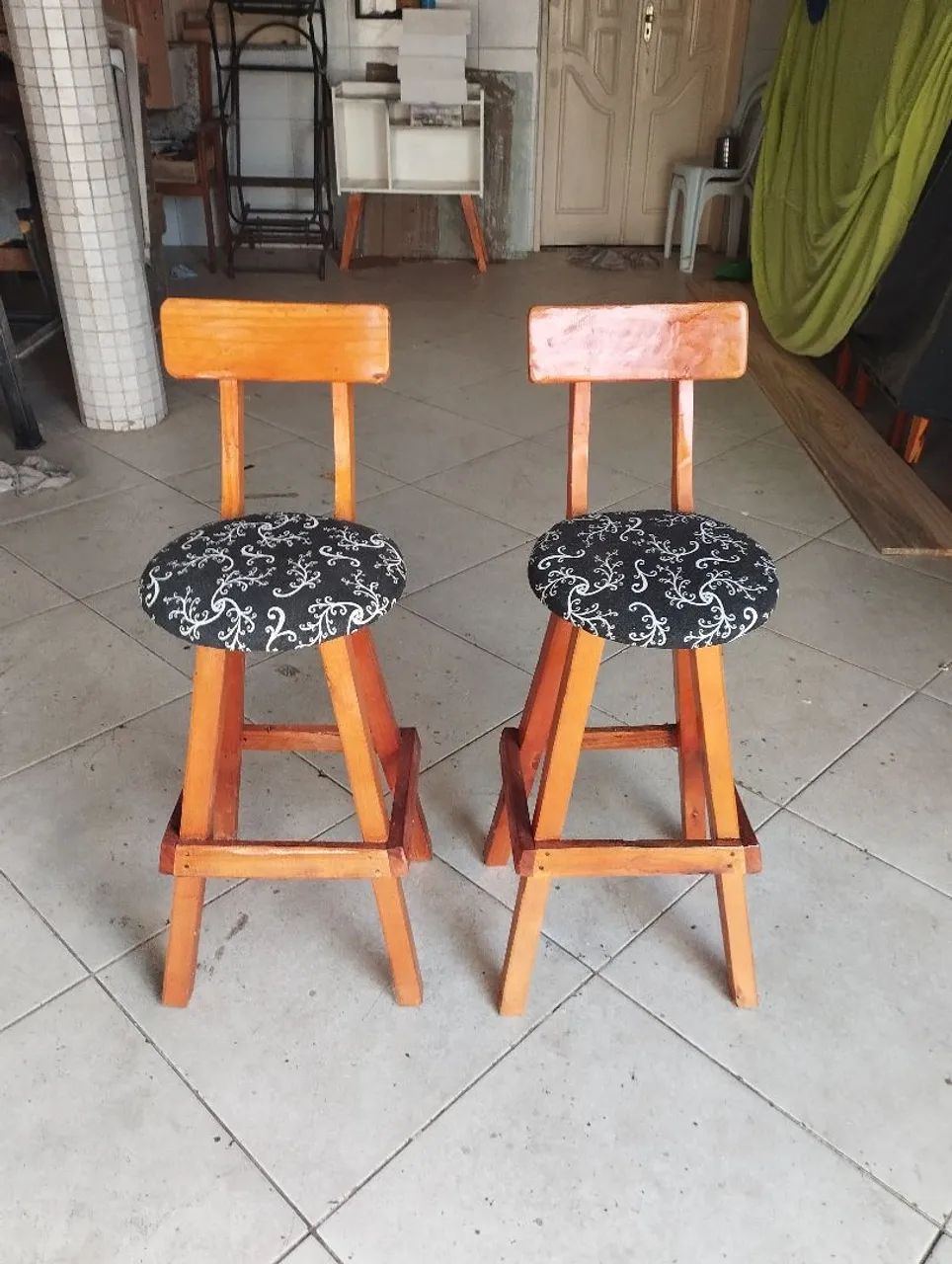 Par de Banquetas de Madeira com Assento Estofado - Foto 3