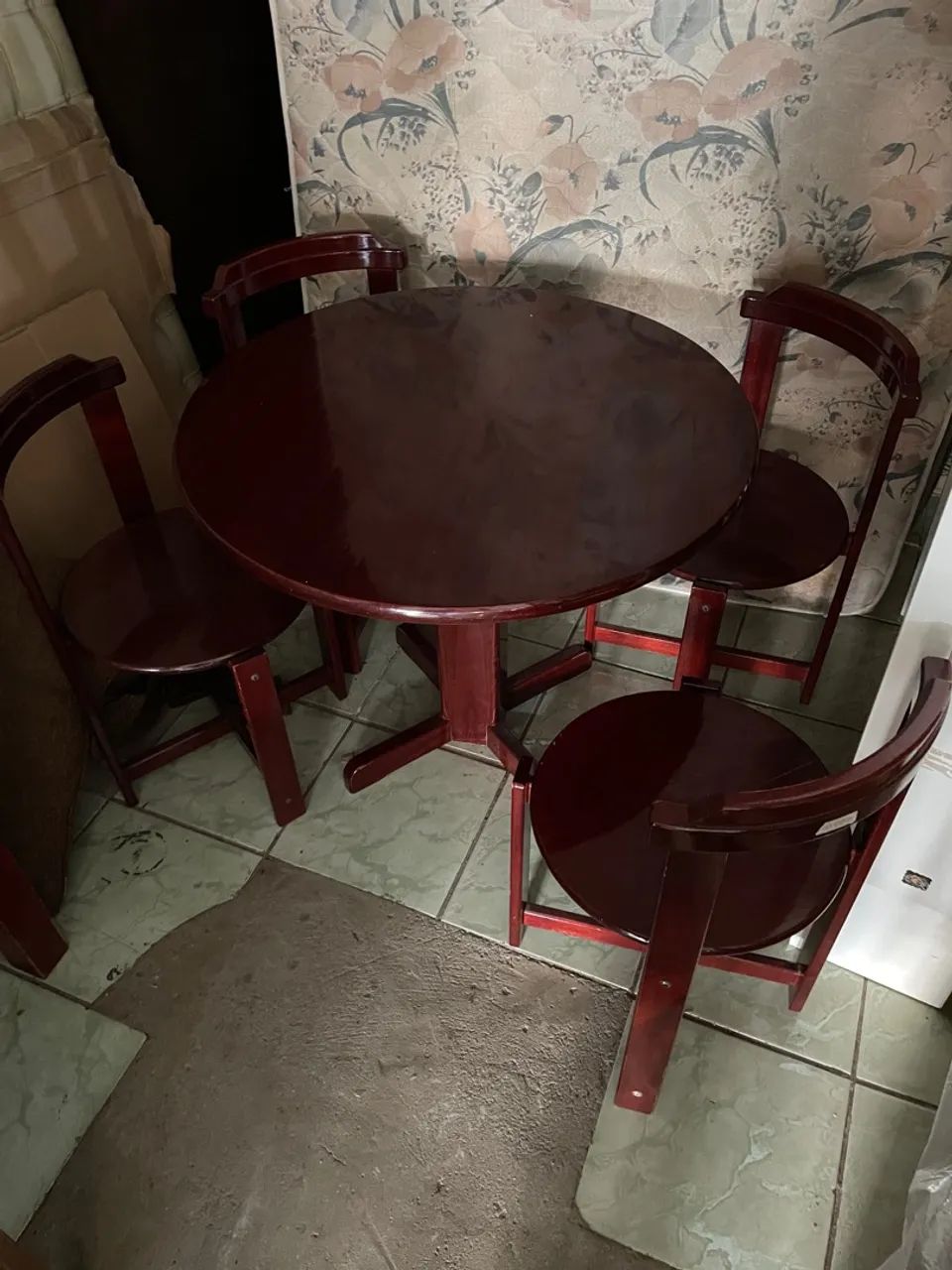 Conjunto de Mesa e Cadeiras de Madeira