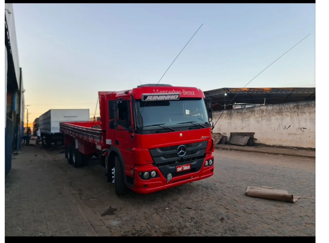 Mercedes-Benz Atego - Carroceria Vermelha