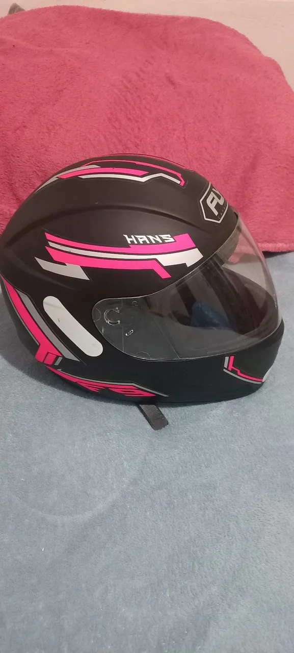 Capacete de moto preto com detalhes em rosa HANS