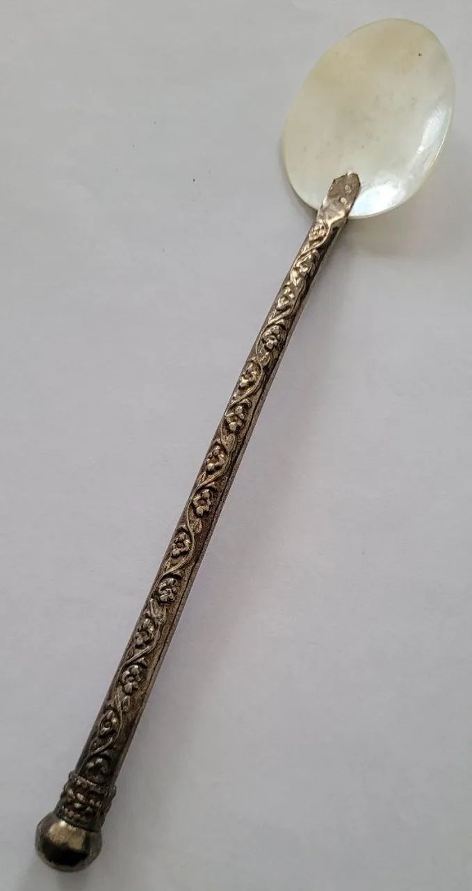 Colher de Madrepérola Antiga com Detalhes em Metal