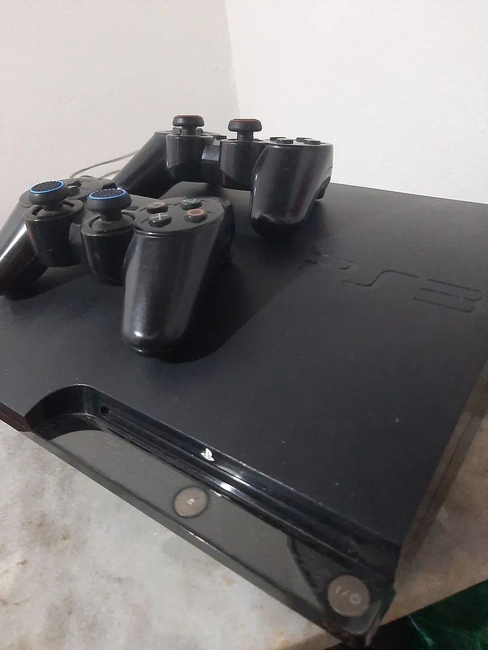 PS3 Slim com 2 controles