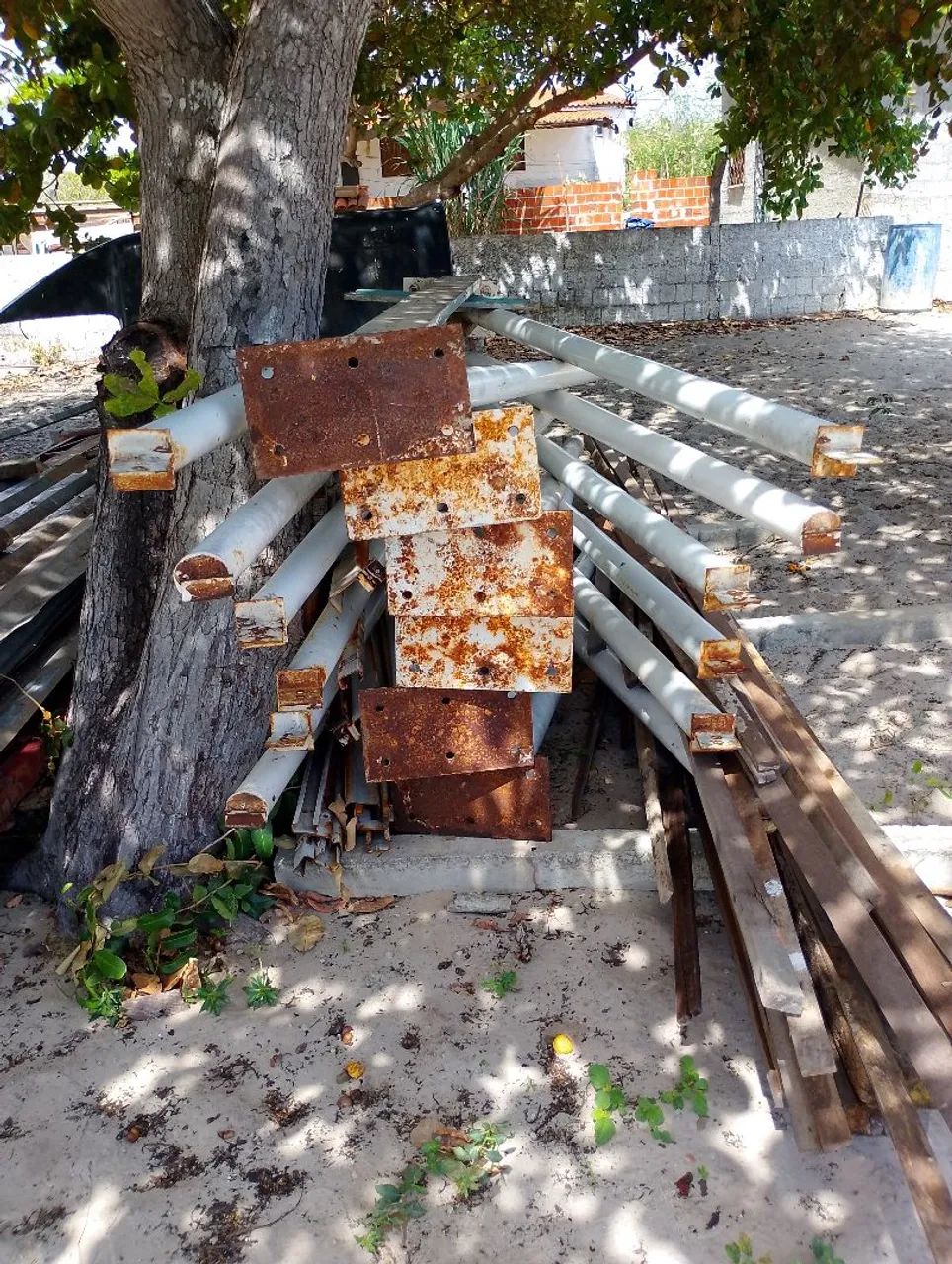 ESTRUTURA METÁLICA PARA GARAGEM.