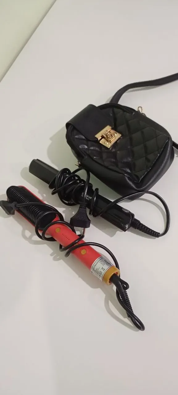 Prancha de cabelo e bolsa
