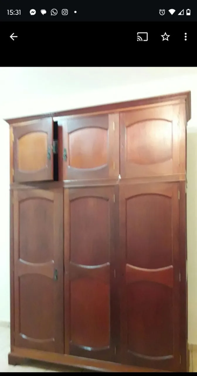Guarda-Roupa de Madeira Maciça