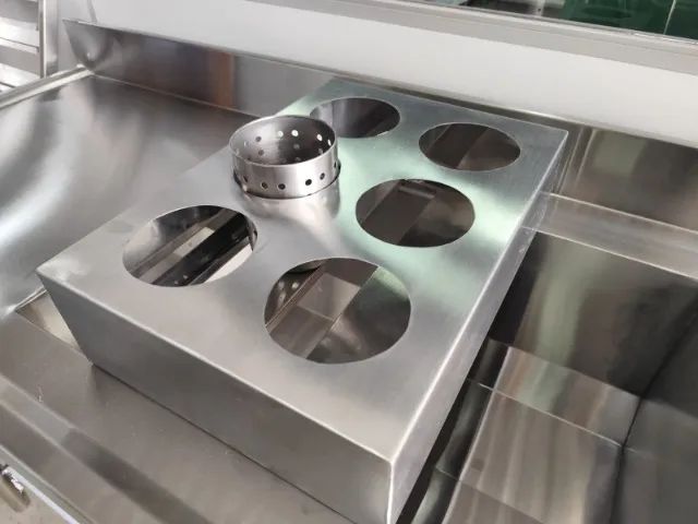 Porta-Talheres Profissional em Aço Inox - Higiene e Funcionalidade