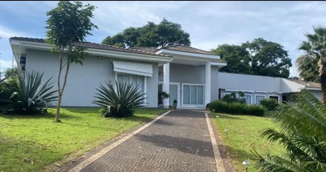 Casa para venda tem 445 metros quadrados com 4 quartos