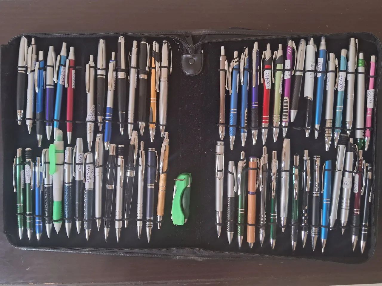 Coleção canetas com pastas em couro. - Foto 2