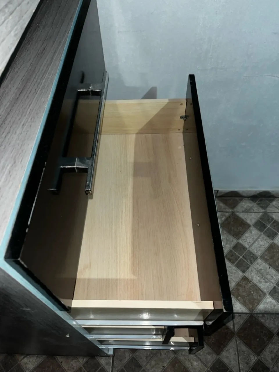 Cômoda grande com 4 gavetas espaçosas