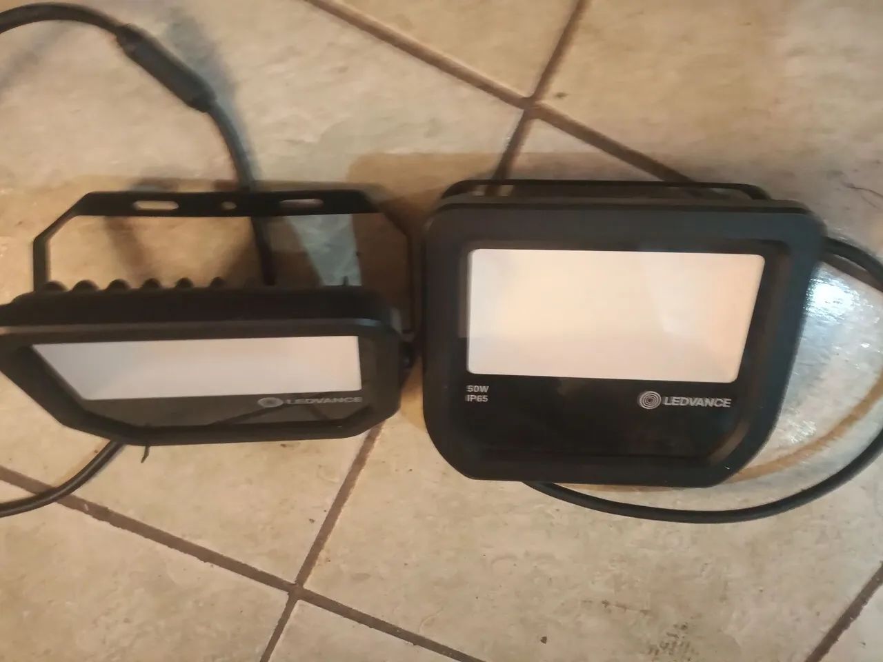 2: refletor.1 de 50w luz 5000k ..1 de 30w ....3000k