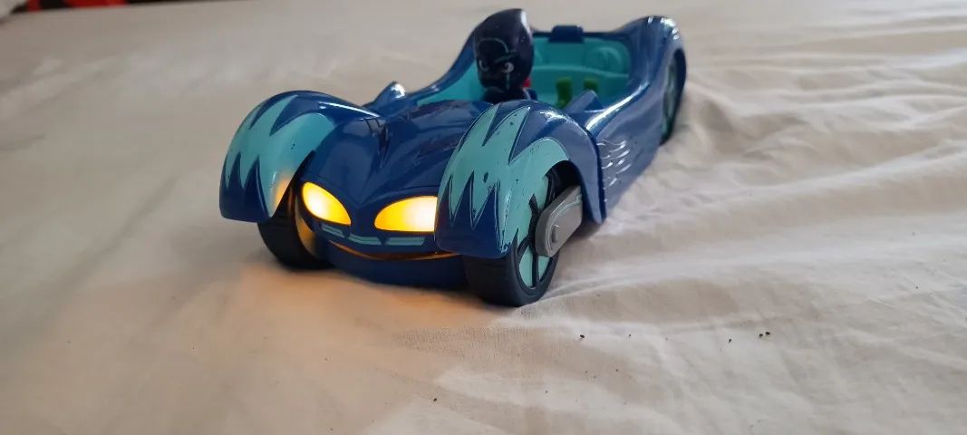 PJ Masks Night Ninja Com Carro Frog Box Som e Luz Pilha Inclusa 