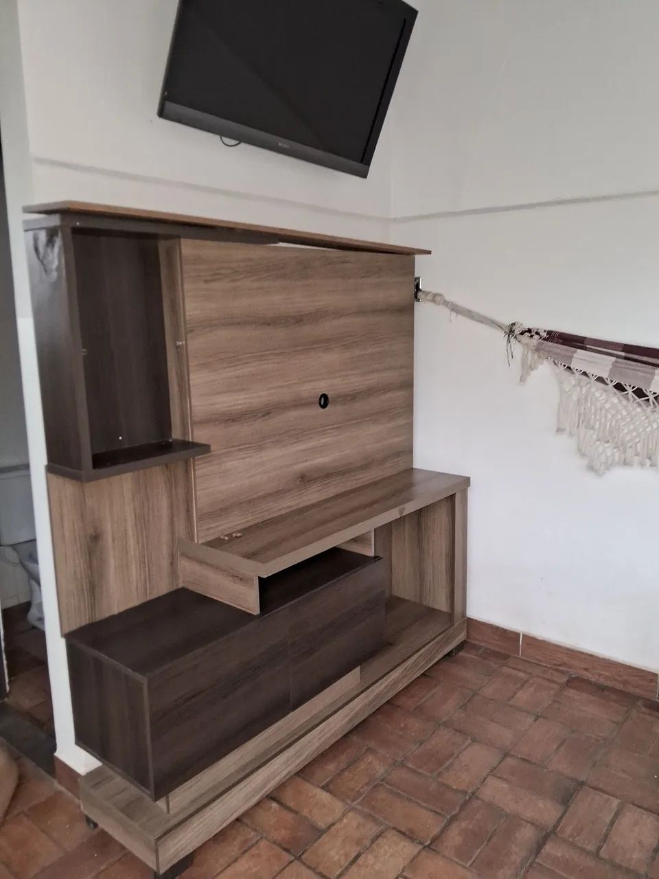 Mesa de jantar e armário 