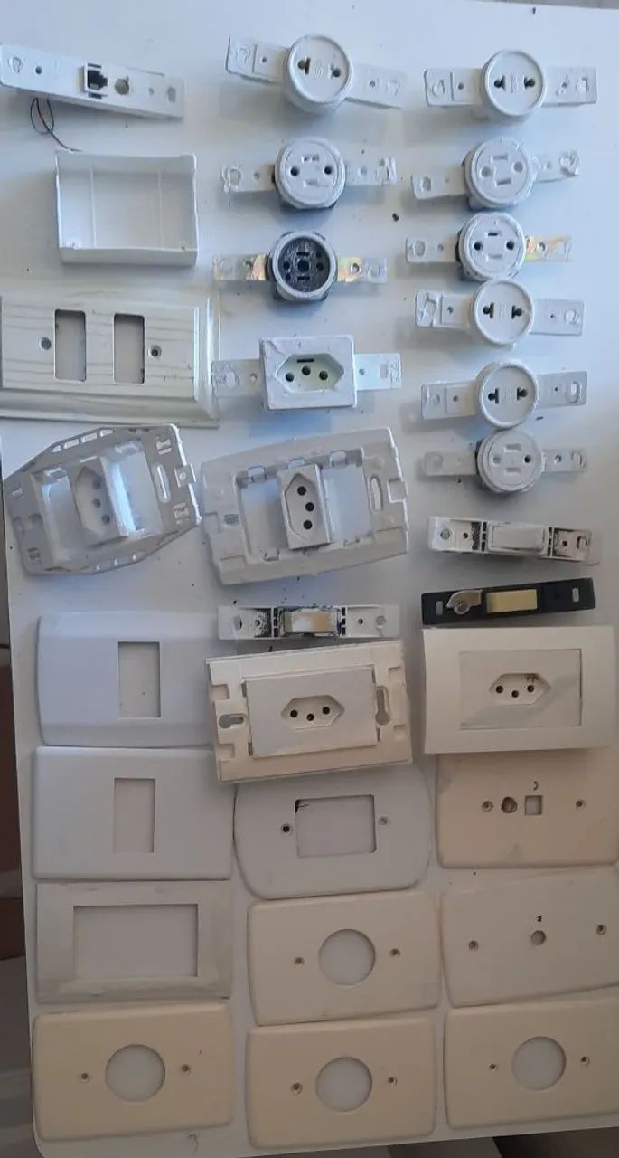 INTERRUPTORES E TOMADAS ELETRICOS 
