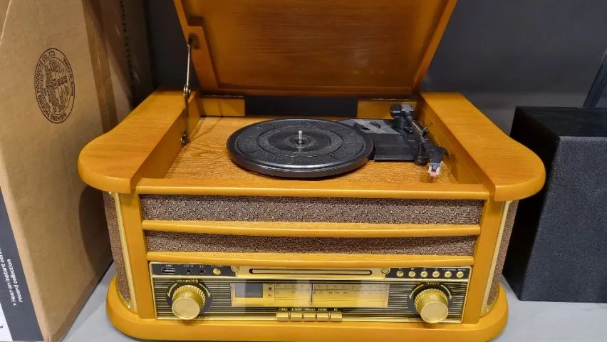 Toca-Discos Retrô com USB Rádio e Vinil - Estilo e Tecnologia num só aparelho!