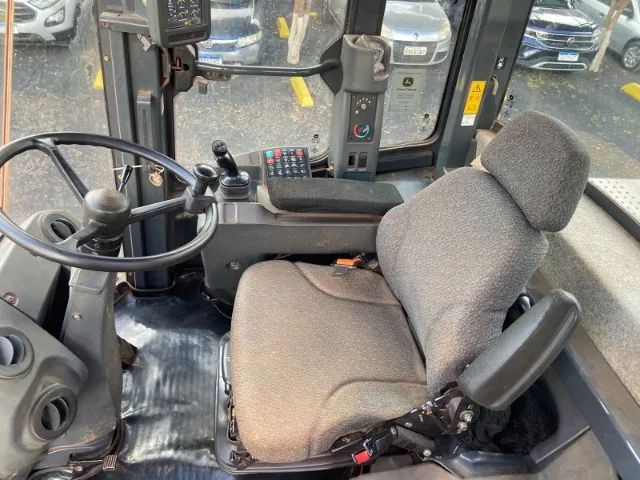 Pá carregadeira John Deere 524 k 12 ton - Foto 5