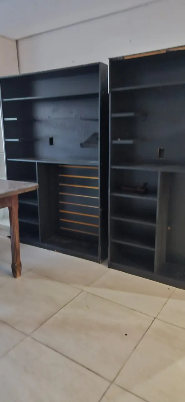 ESTANTE EXPOSITOR TODO EM MDF MEDINDO 1,80X 120 CM, COM PLACA DE ACM NO PONTO DE ADESIVAR