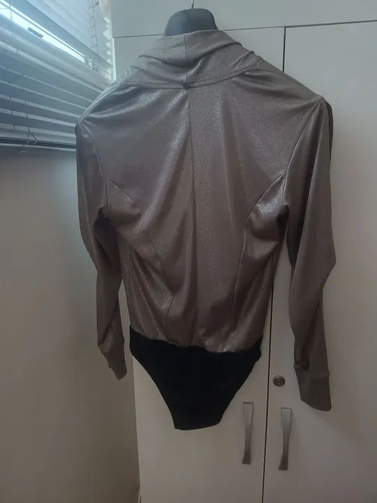 Body Lelis Blanc Original Prata com Decote V - Foto 2