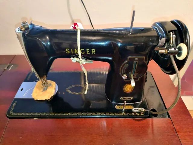 Máquina de costura Singer número de série RA212121 fabricada em 1951