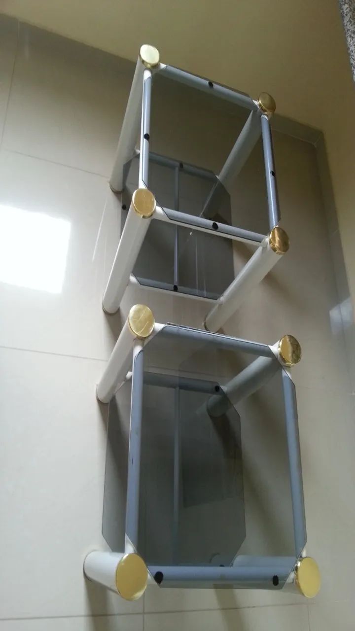 Lindo Criado Mudo Tubular Quadrado na cor Branco e 2 Bases de Vidro Fumê - Foto 2