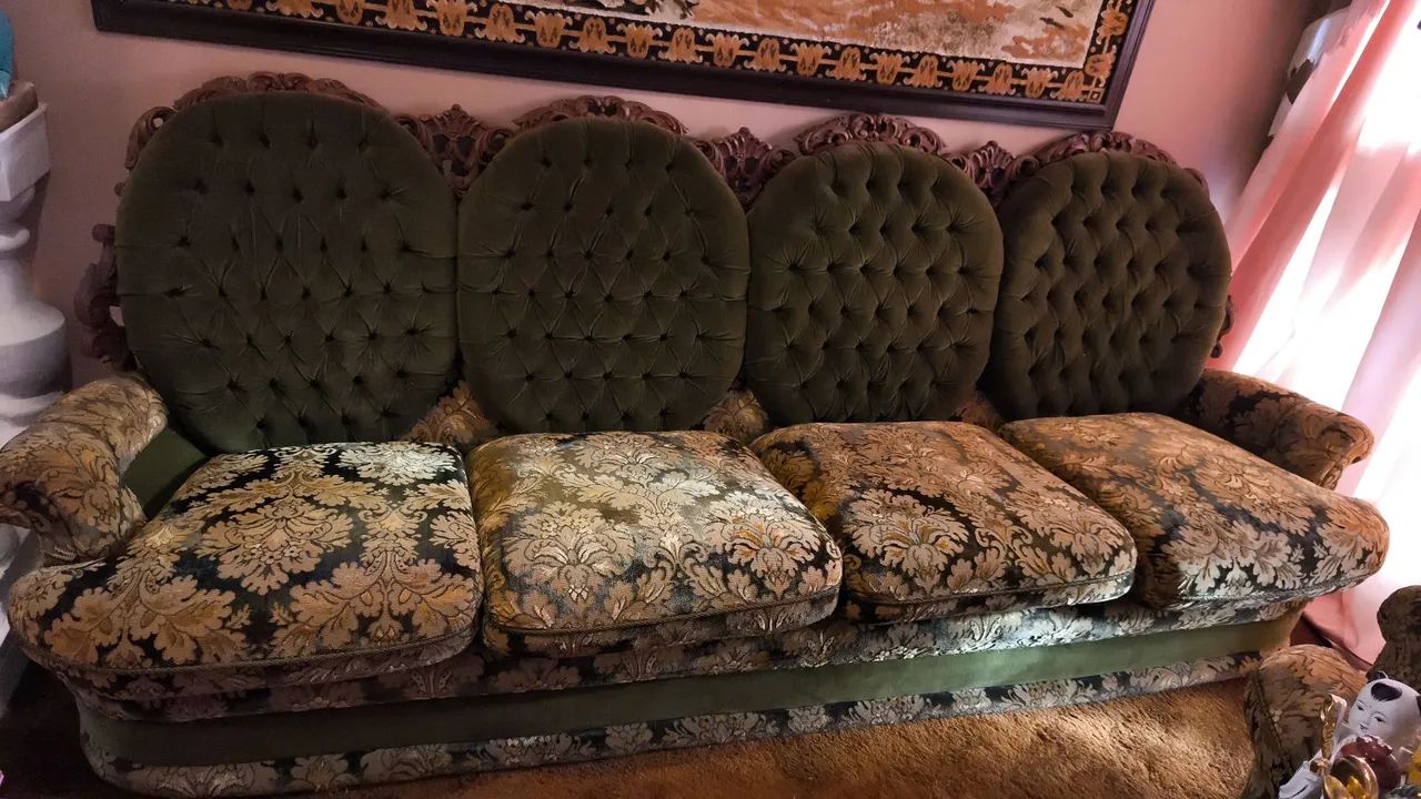 Sofá entalhado colonial