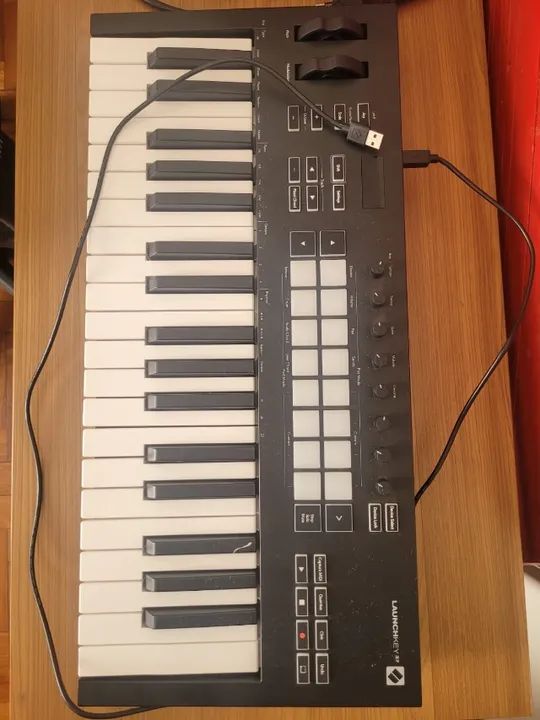 Teclado Controlador Launchkey 37 MK3 Novation MIDI  - Foto 2