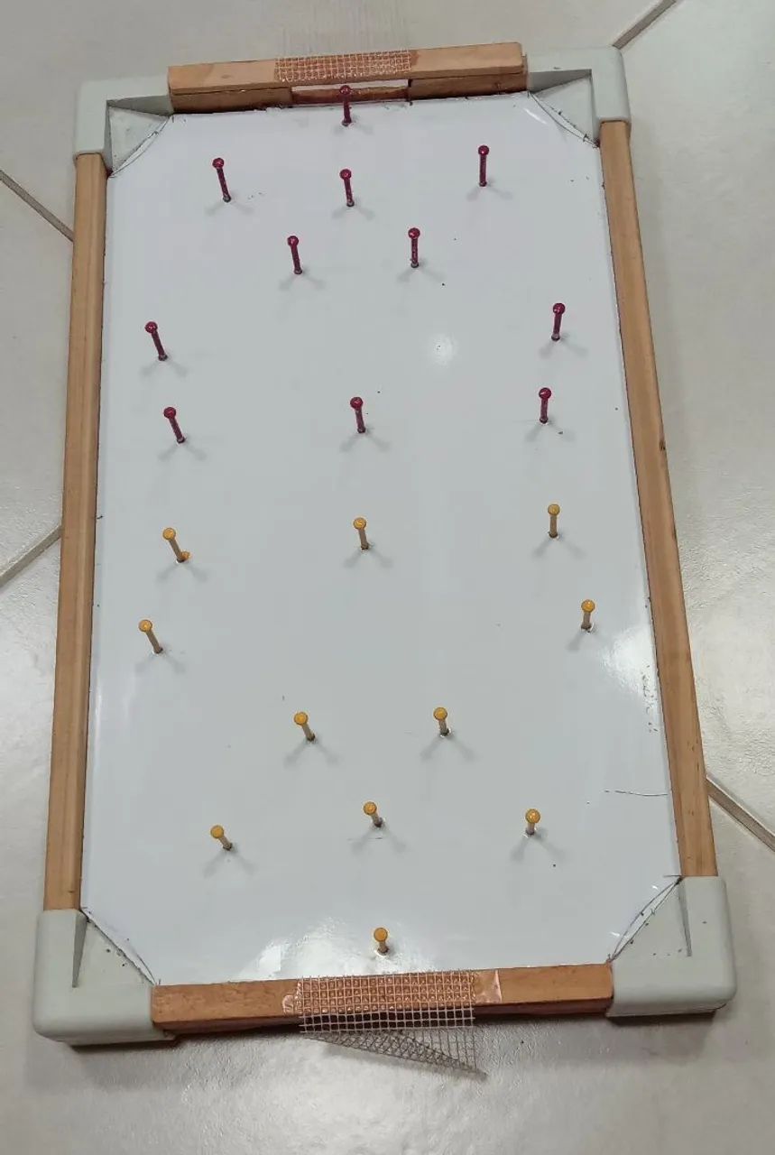 Jogo de tabuleiro de  pregos Raiz