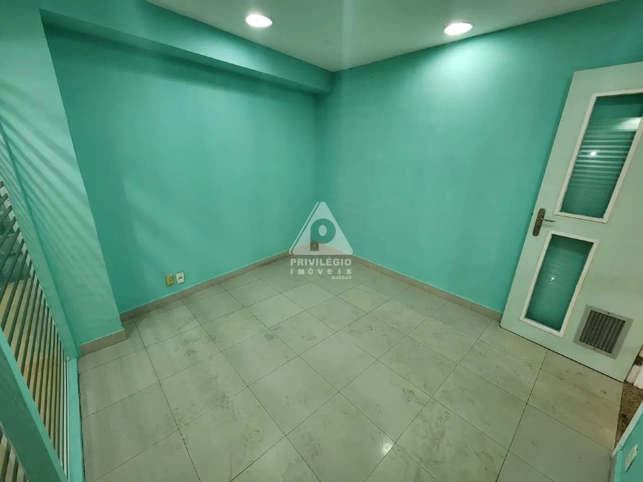 Loja 180m² | Posto 5 Copacabana | Quadra da Praia | Grande Fluxo | Com Banheiros Acessívei - Foto 9