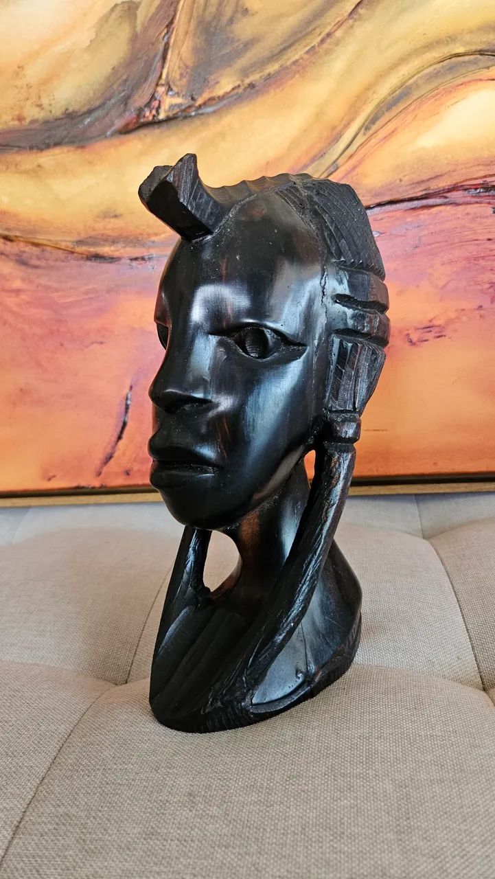 Busto feminino importado da África em madeira maciça. 