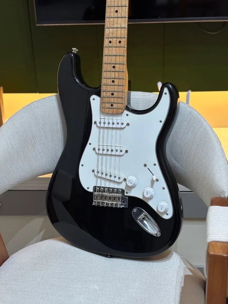 Guitarra com captação FENDER JAPAN - Foto 2