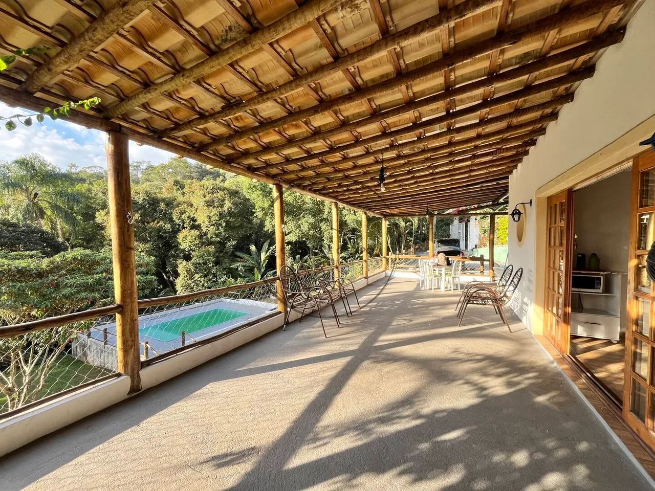 Refúgio mobiliado com piscina e mata nativa em Atibaia