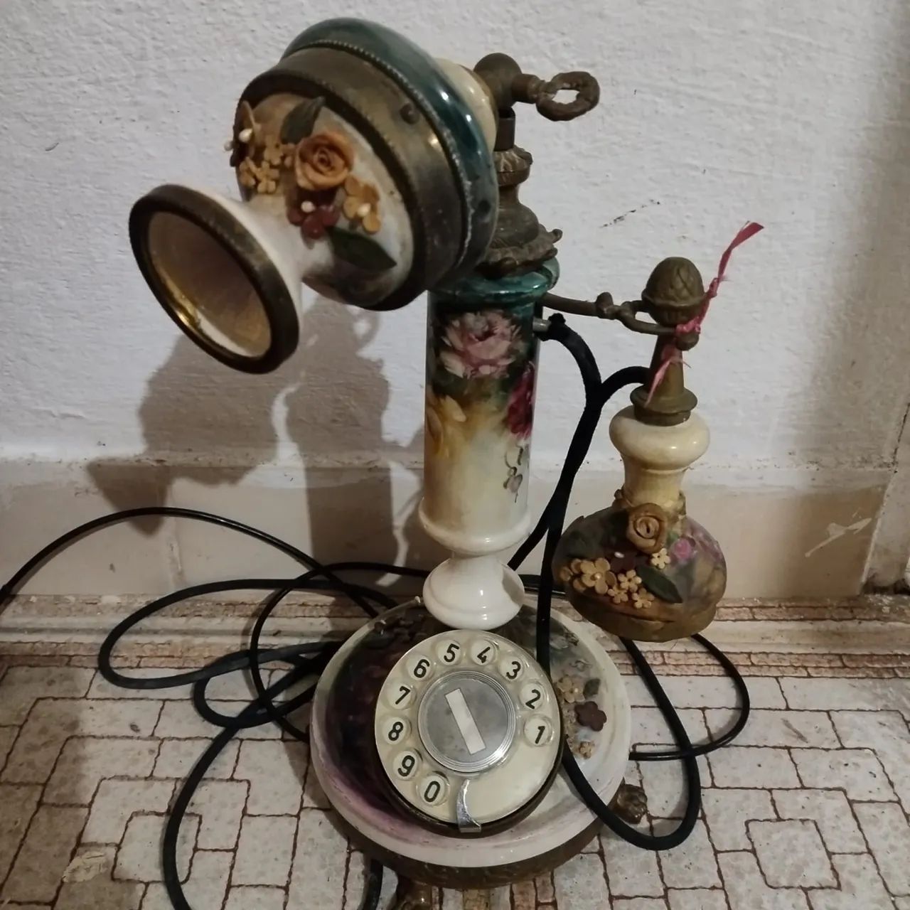Telefone de coluna antigo decorado.
