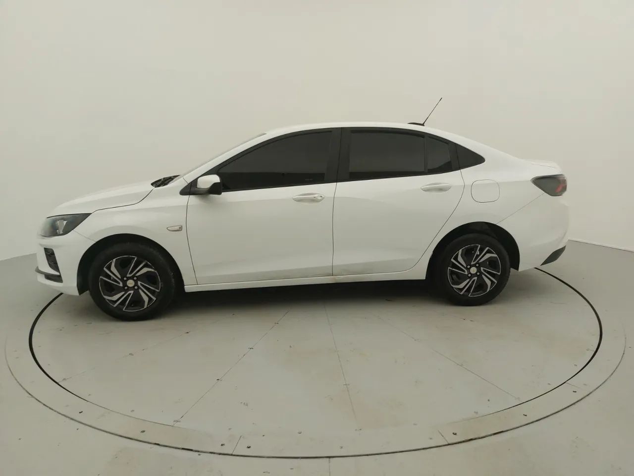 Chevrolet Onix Activ 1.4 8V Flex Aut. 4P, foto 2 de 18