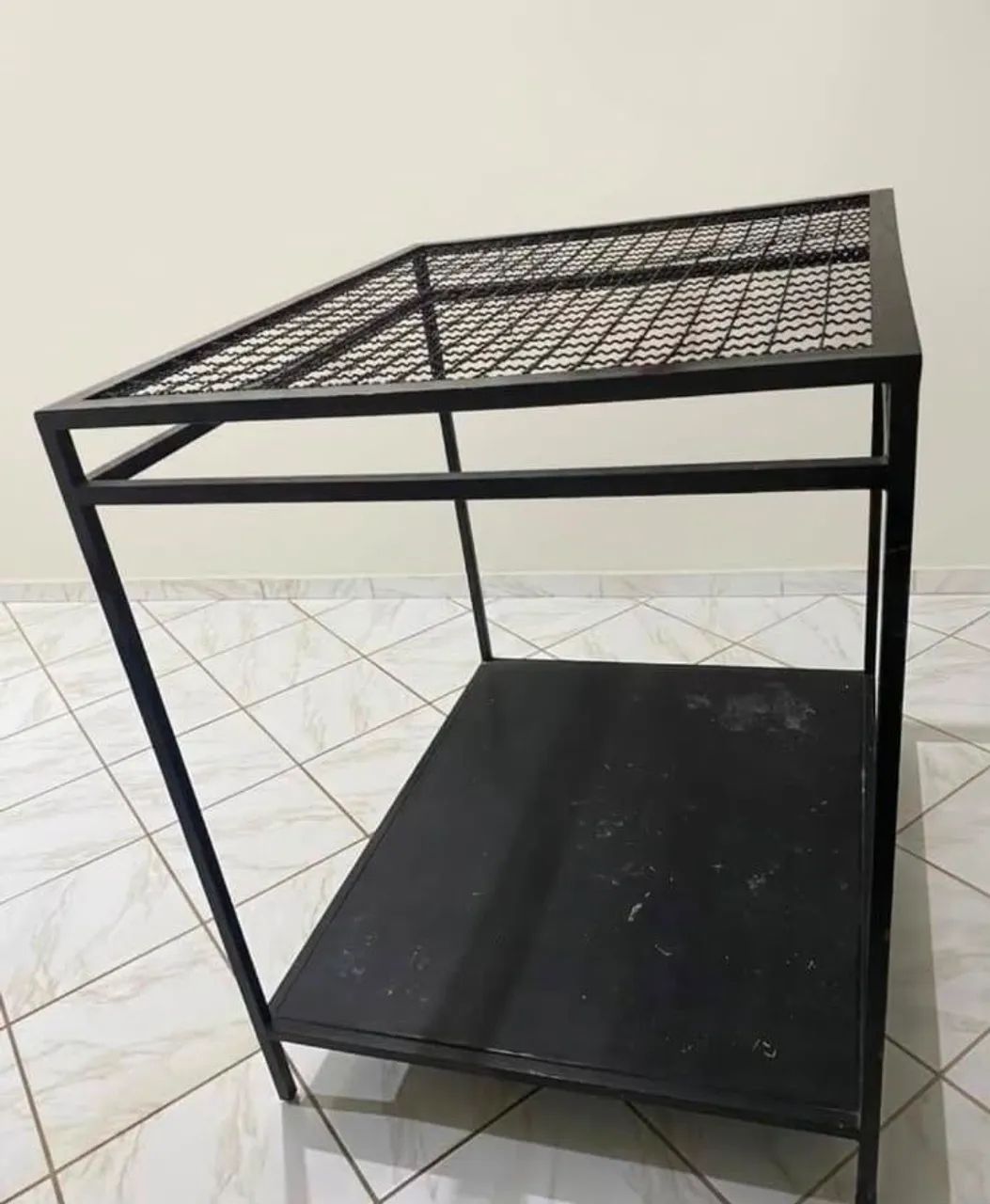 Mesa Bancada Expositora de Ferro com Tela Aramada
