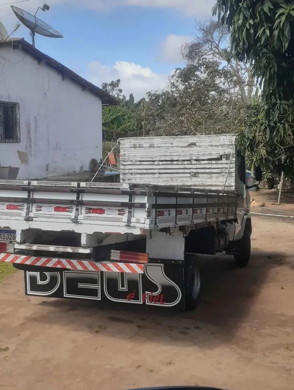 Caminhão 710 carroceria boleto
