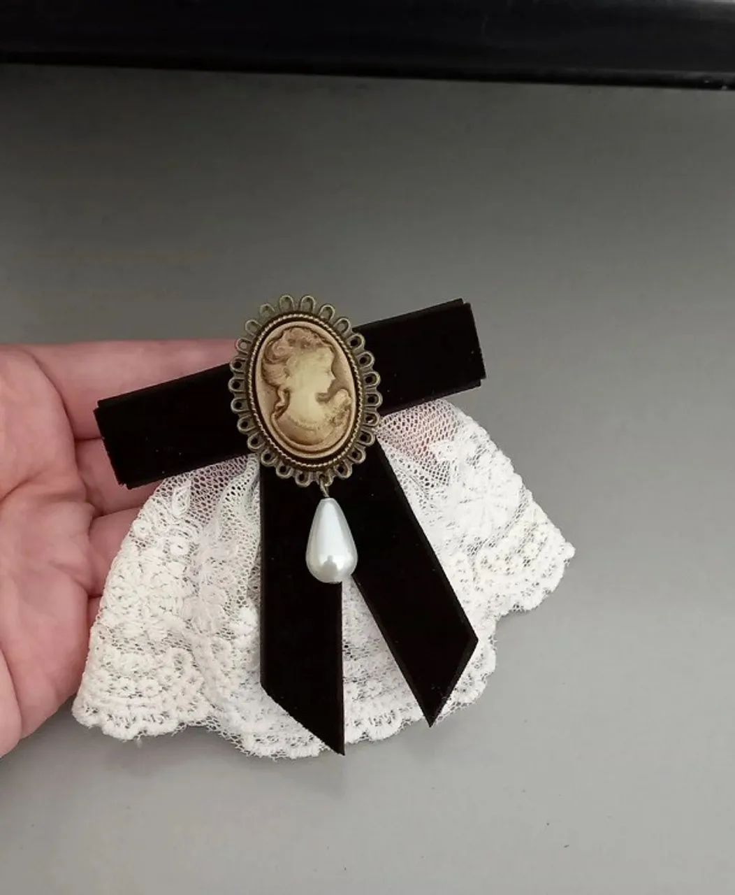 Broche de Laço Veludo Marrom com Camafeu e Renda (novo) - Foto 3