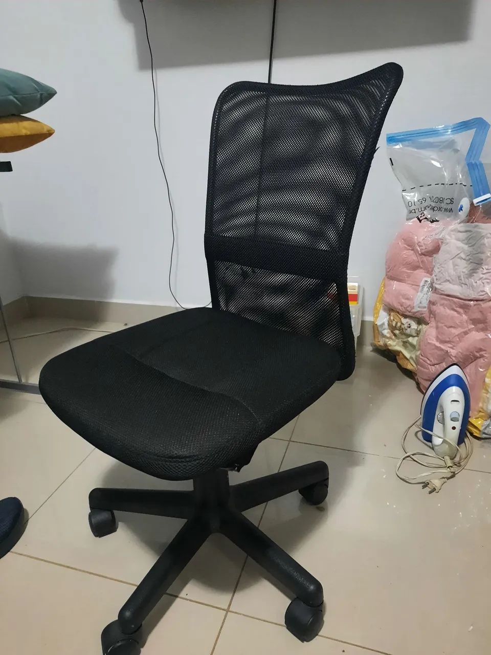 cadeira de escritório secretária Sidney preta com encosto em tela mesh e base de nylon.  - Foto 2