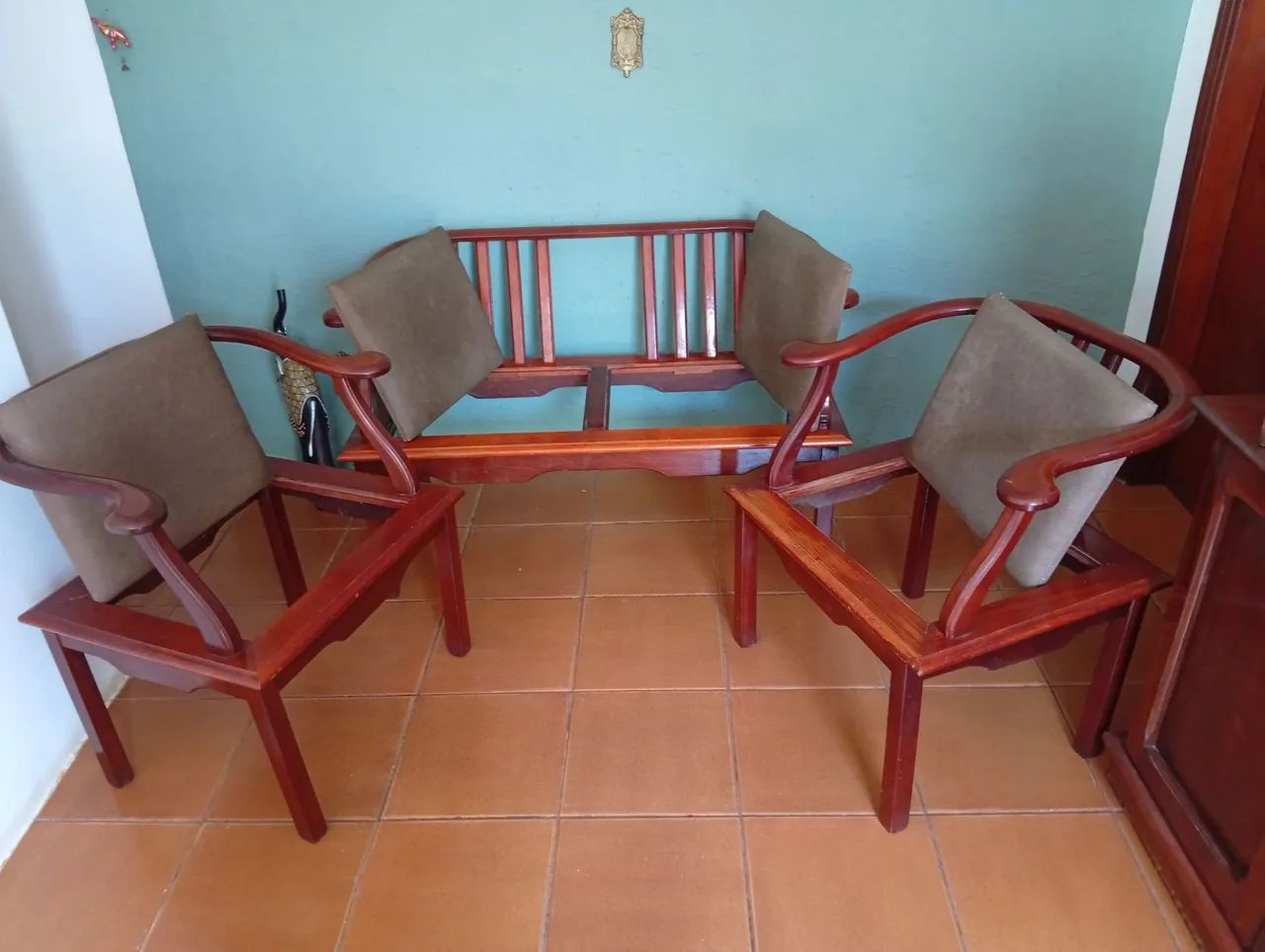 Namoradeira e duas poltronas em madeira maciça (mogno) com assentos removíveis e laváveis  - Foto 2