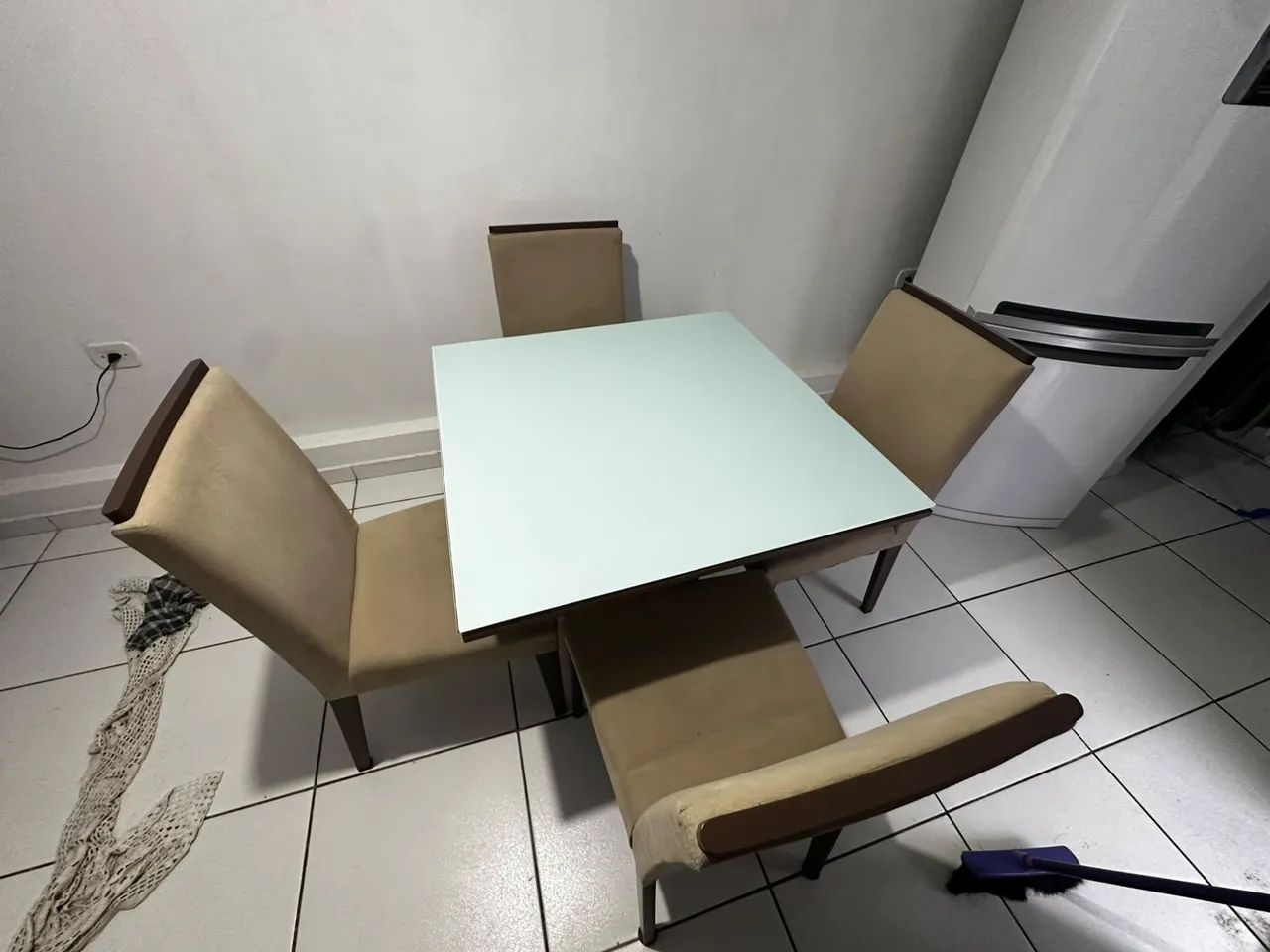 MESA DE JANTAR COM 4 CADEIRAS - TAMPO BRANCO/VIDRO - BEGE - Foto 2