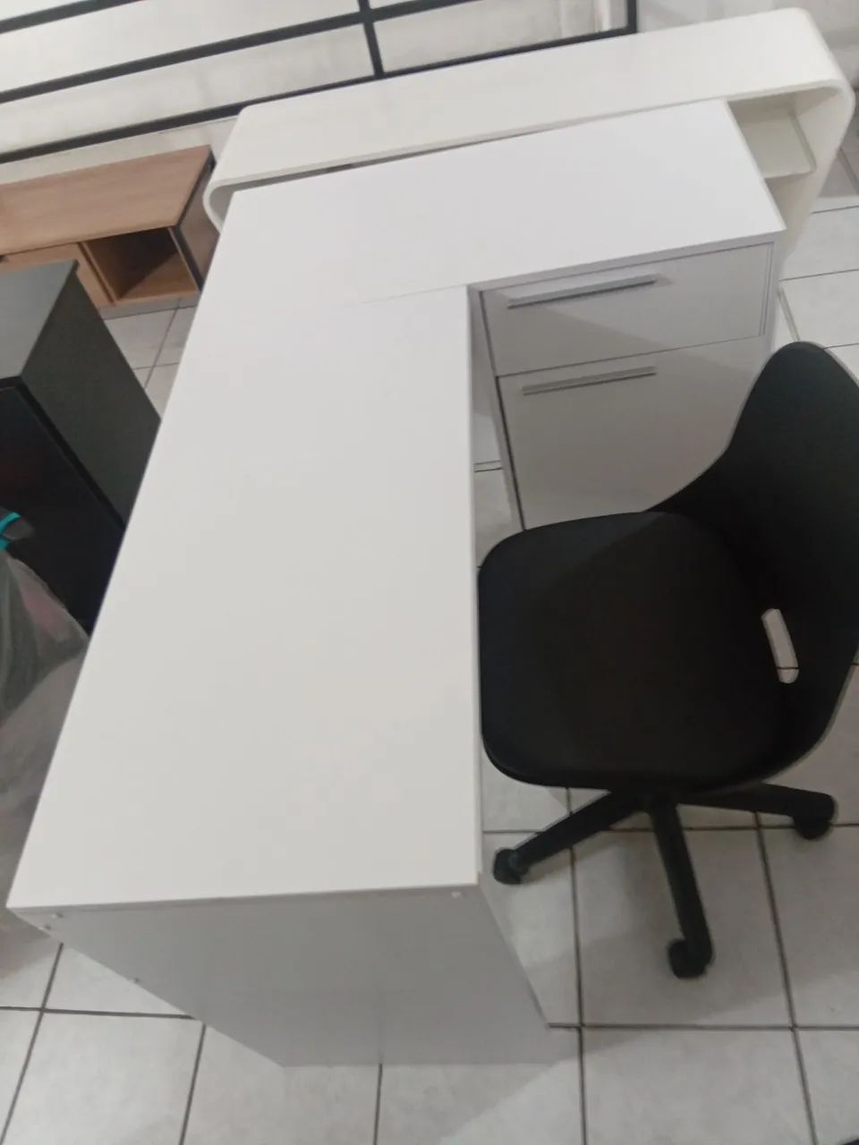 Mesa em L e cadeira giratória  - Foto 2