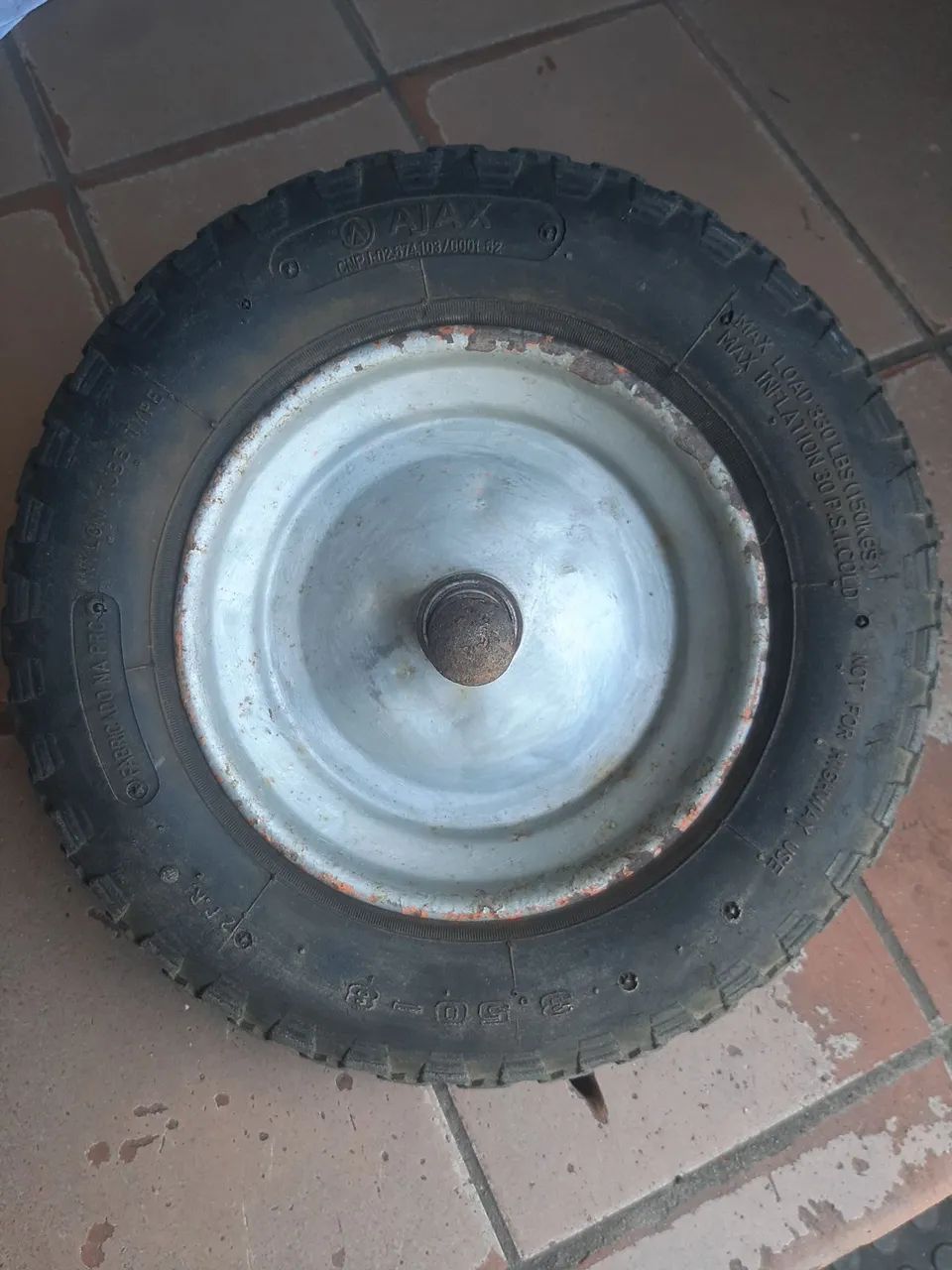 Pneu completo para carro de mão 350x8 pronto para ser usado.
