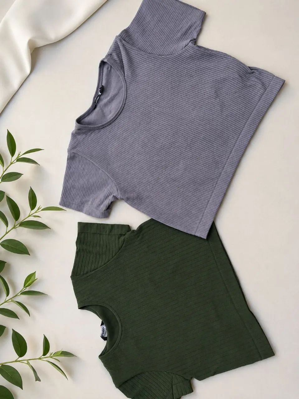 Duas blusas cropped básicas 