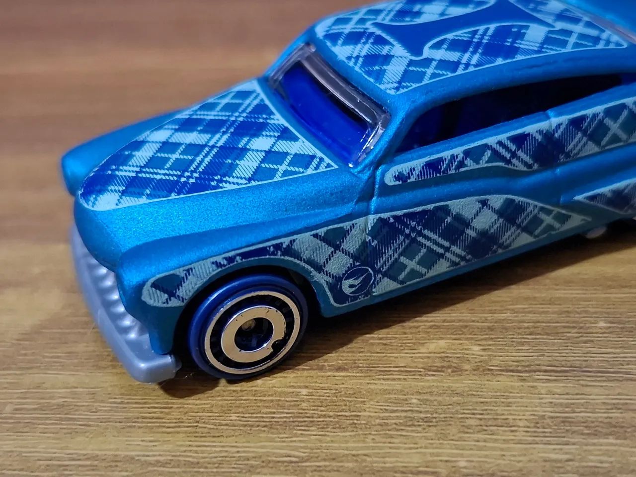 4 HotWheels diversos com 1 T-Hunt + brinde! - Foto 2