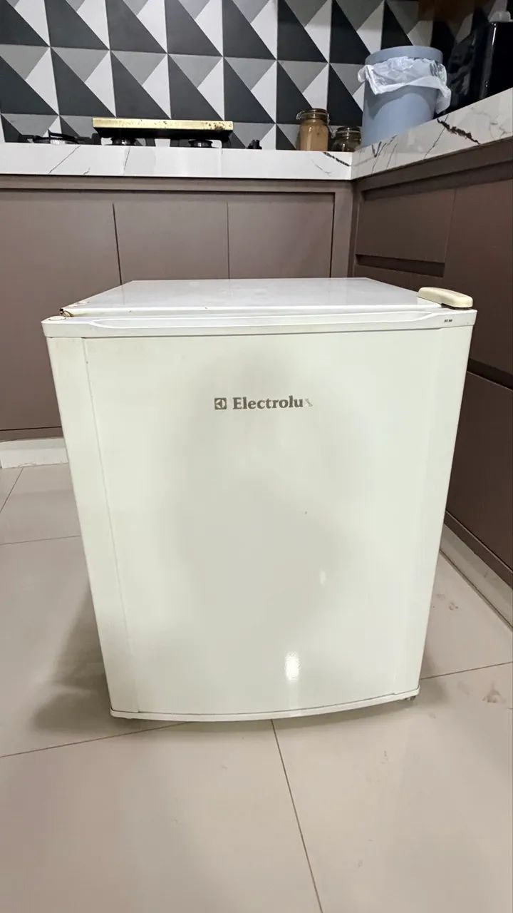 Frigobar Eletrolux 79L RE80 (usado)
