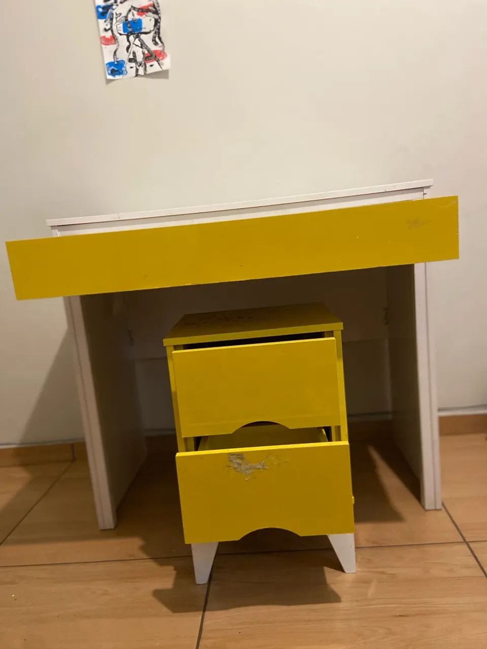Vendo escrivaninha e criado 