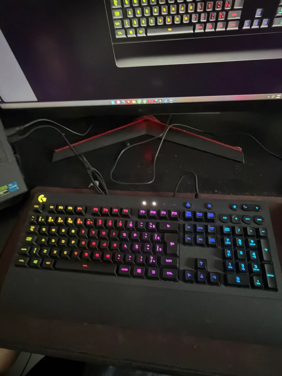 Vendo teclado gamer longitech  - Foto 2