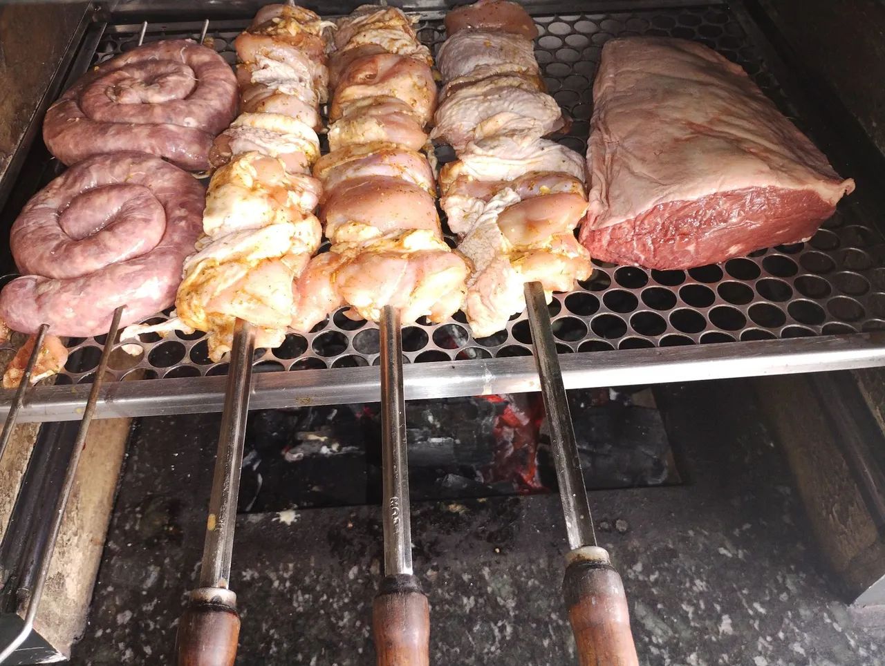 Churrasqueiro/Cozinheira e Bufê completo a domicílio( melhor preço e qualidade da região) - Foto 2