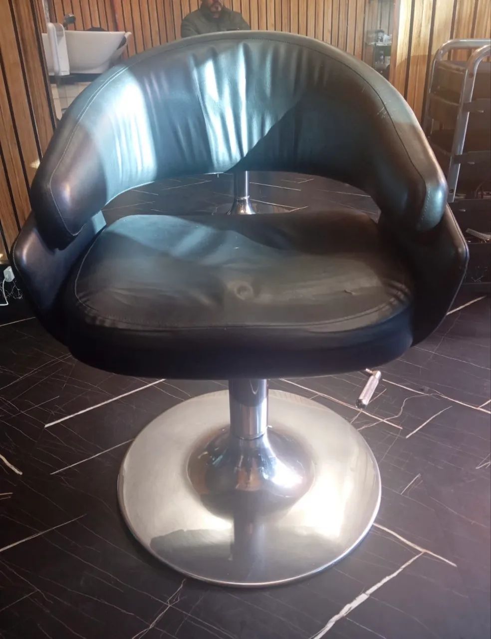 Kit Barbearia 5 itens cadeira, carrinho auxiliar e outros - Foto 5