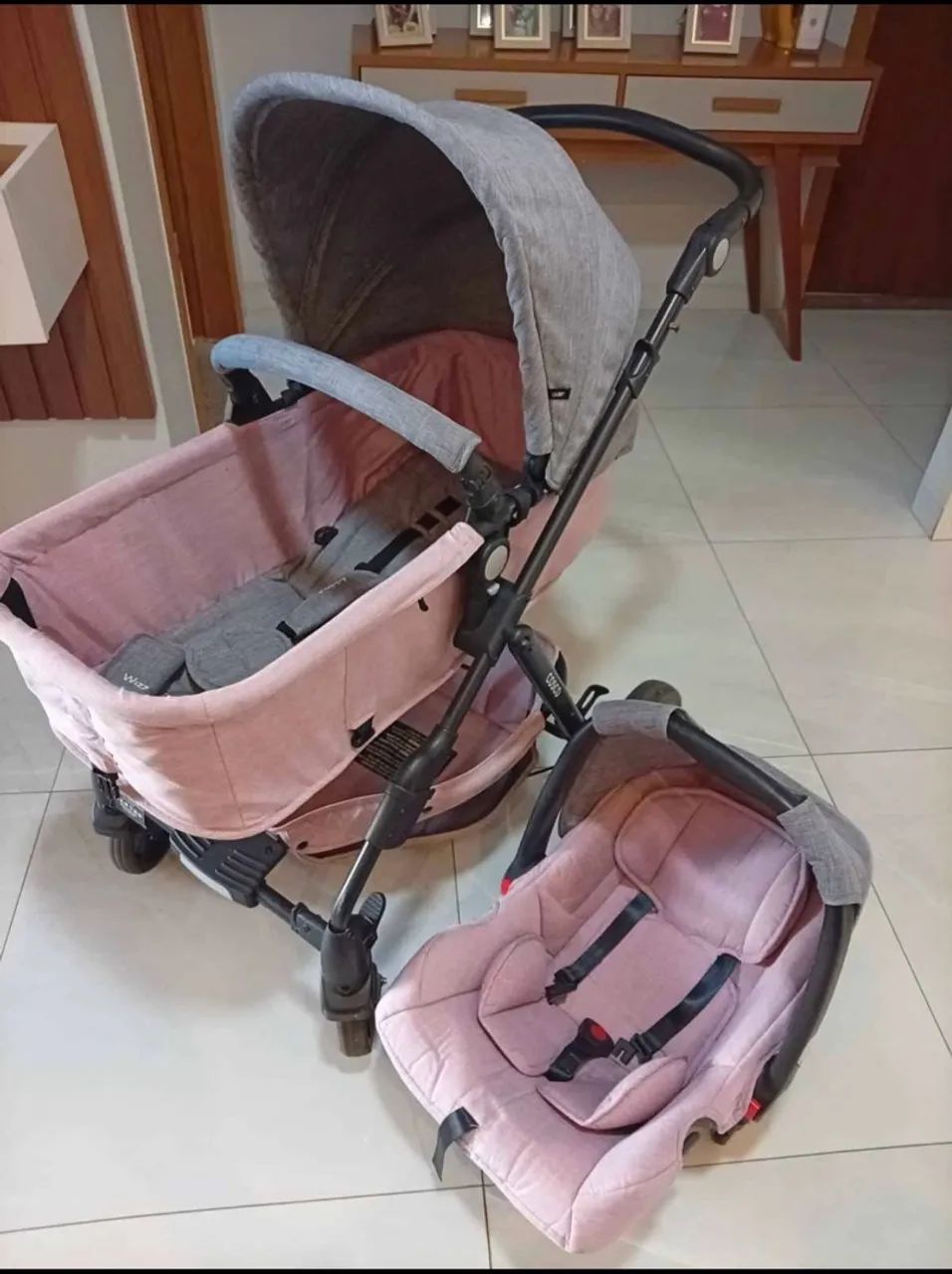 Vendo carrinho de bebê cosoco rosa e cinza  e bebê conforto  - Foto 2