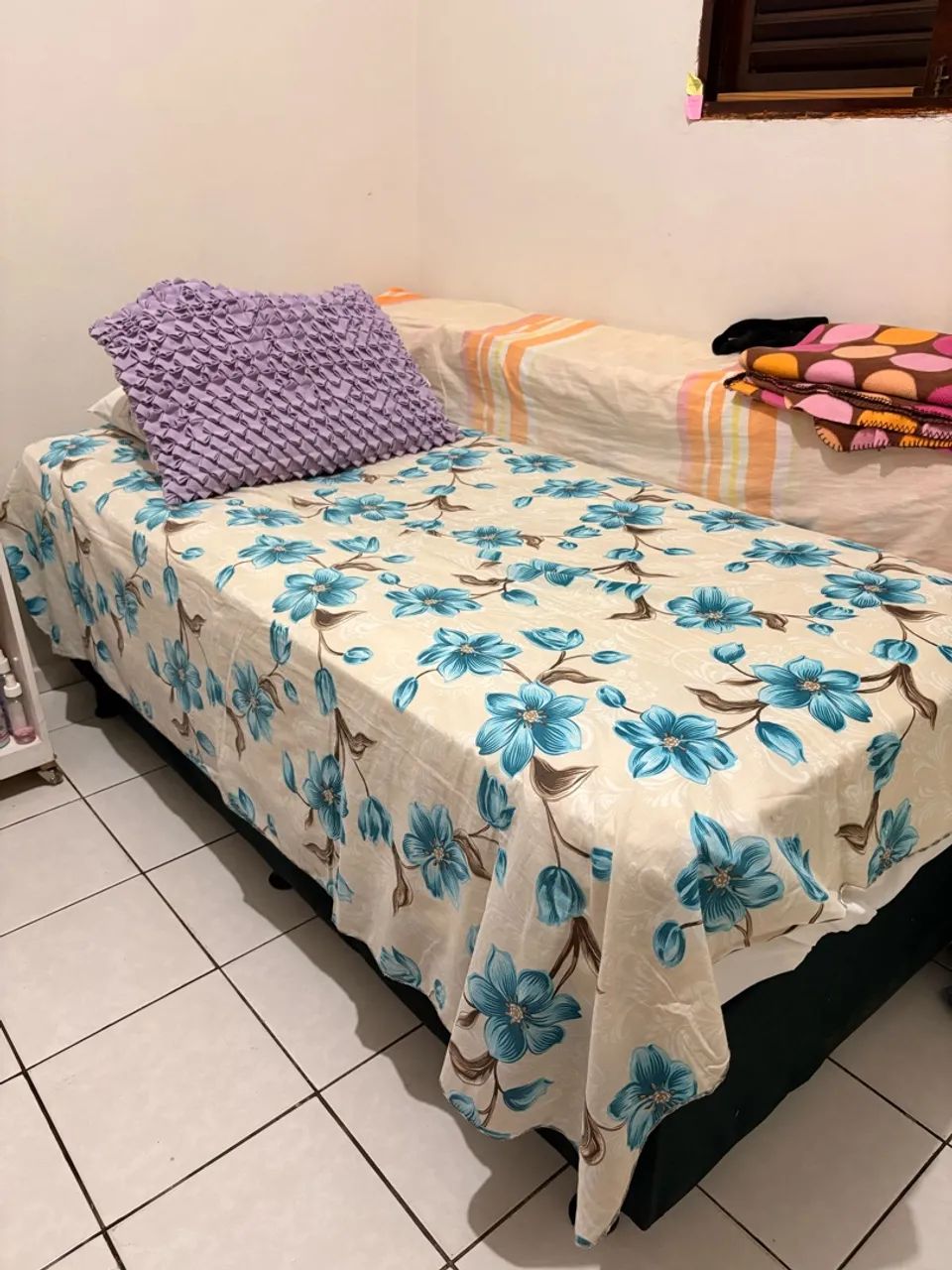 Duas camas solteirão (Box e colchão) 